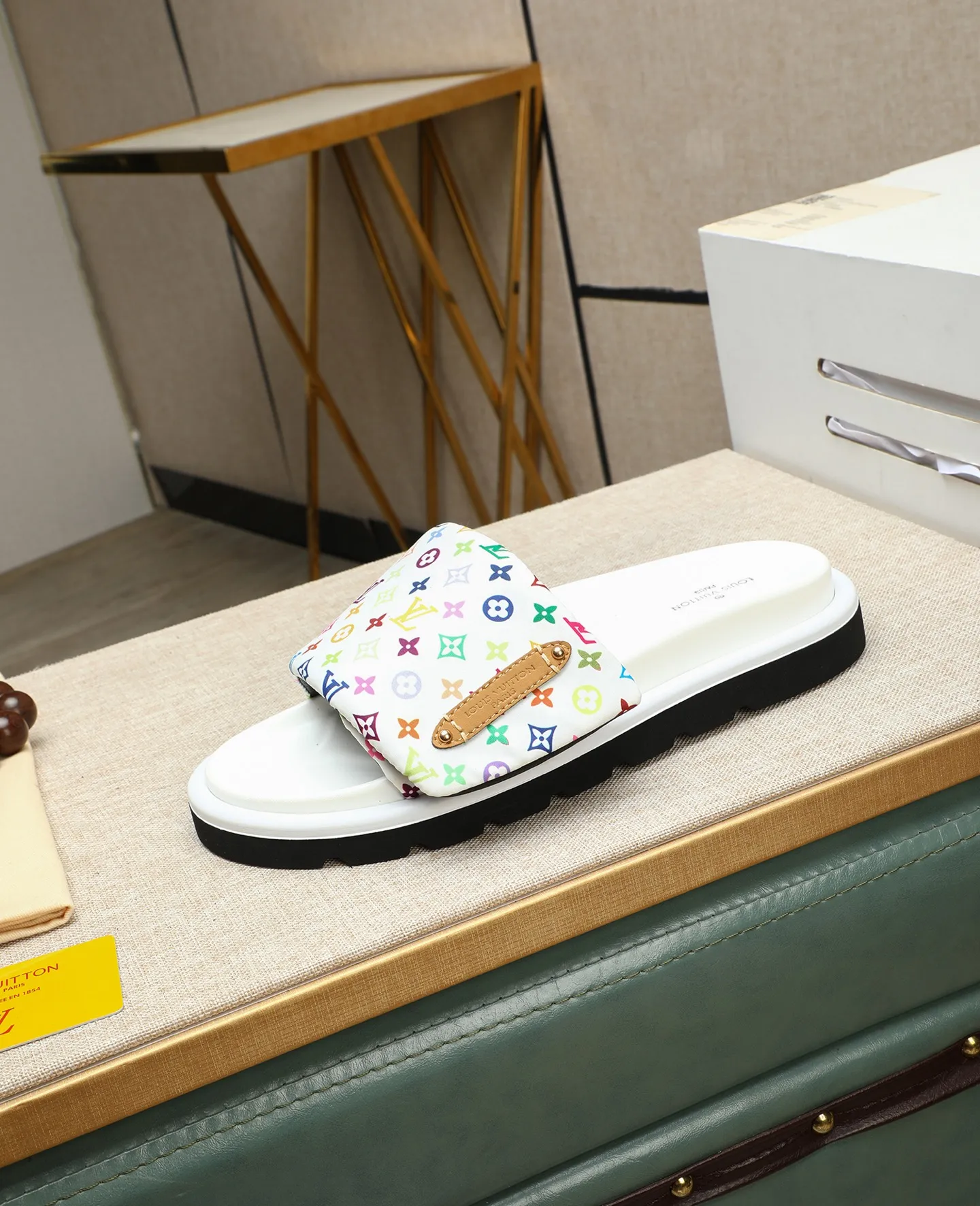 Factory price 360 ​​🐢🐢Men's shoes for couples, with drawer box [LOUIS VUITTON] Louis Vuitton, the latest LV official website printed wallet and men's and women's slippers 🔥🔥🔥 are now on the market. The drawer box is packaged with cloth bags and cards. The upper pattern looks very soft and waxy, and is a super versatile leg slimming tool. Fabric: Imported denim/down silk cotton embossed, LV hardware LOGO, official website pattern printing, lining: water-dyed sheepskin down filling, comfortable to wear, feet: high-elastic PU water platform. Sole: foam sole, heel height: about 5cm. Code number 36-44, (35 45 customized)
